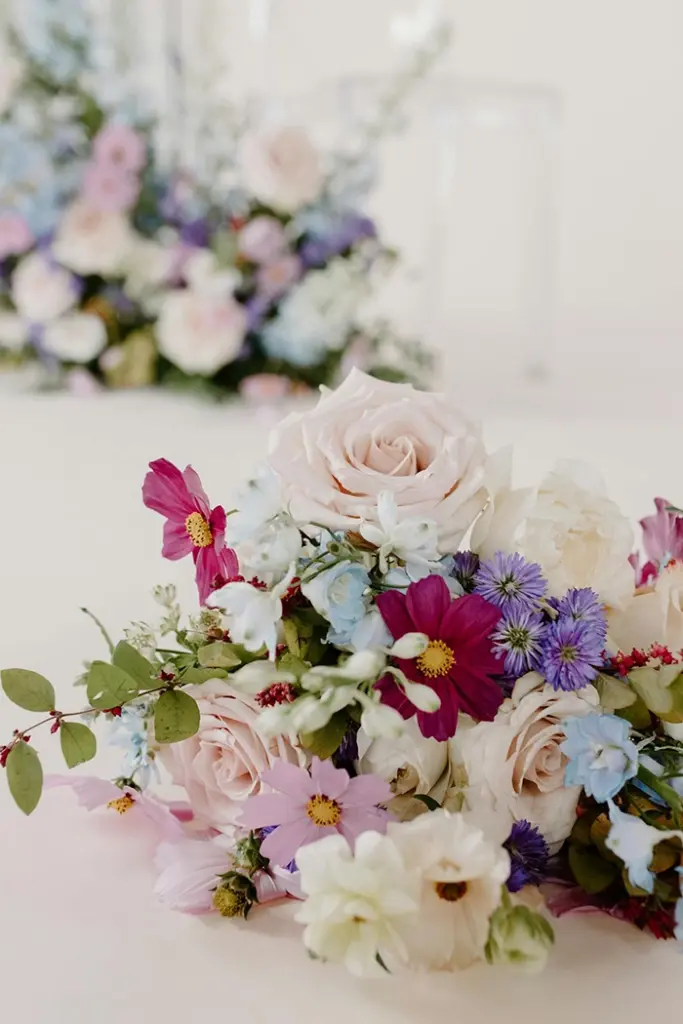 allestimenti floreali per i tavoli con rose e fiori di campo