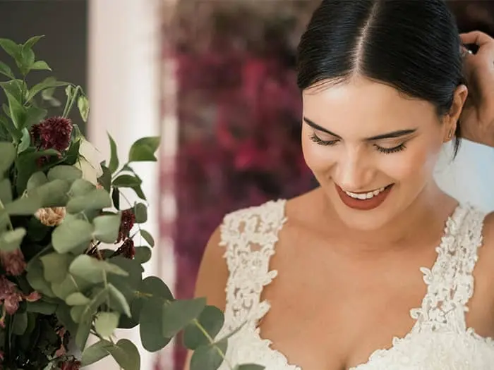 sposa truccata nel giorno del suo matrimonio