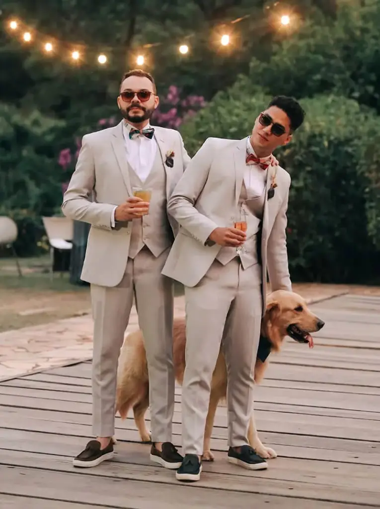 coppia di sposi con il cane nel giorno della loro unione civile