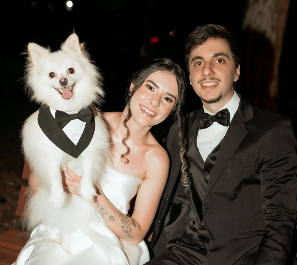 coppia di sposi con il loro cane volpino