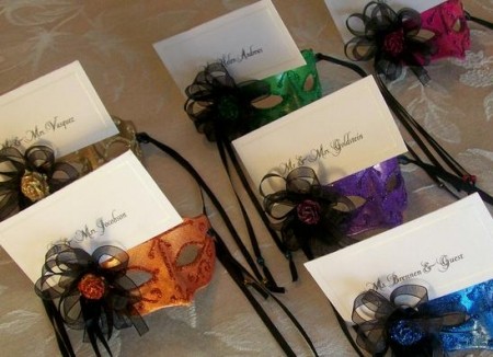 segnaposti a tema carnevale per il matrimonio a febbraio