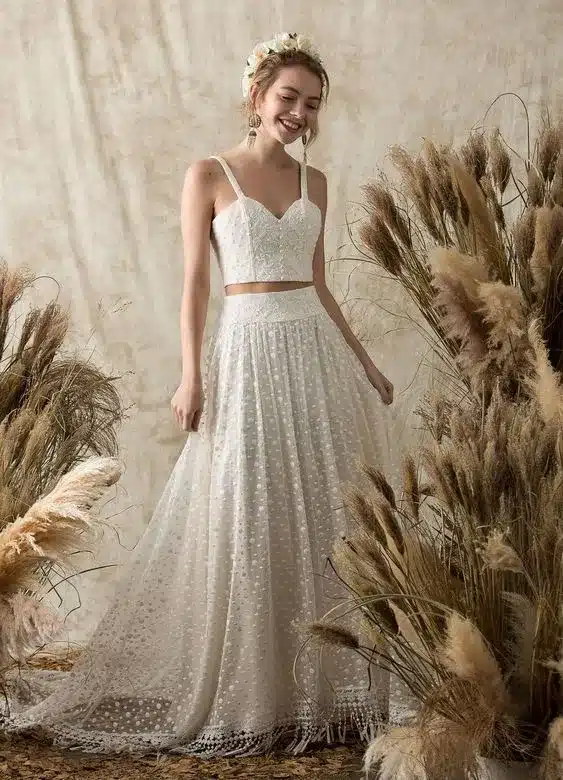 acconciatura e vestito da sposa per matrimonio country
