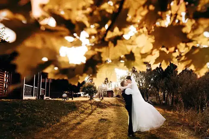 Un matrimonio autunnale permette di valorizzare gli elementi naturali.