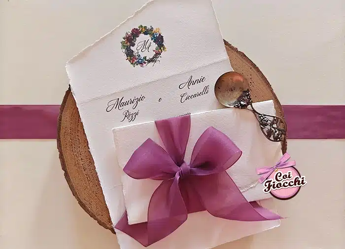 inviti nozze in carta amalfitana con fiocco in chiffon a tema vino