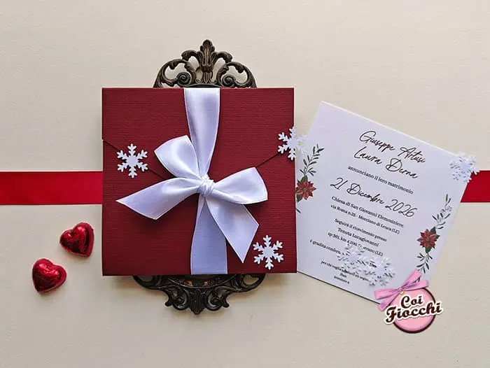 partecipazione di nozze tema natalizio formato busta color rosso bordeaux con raso bianco