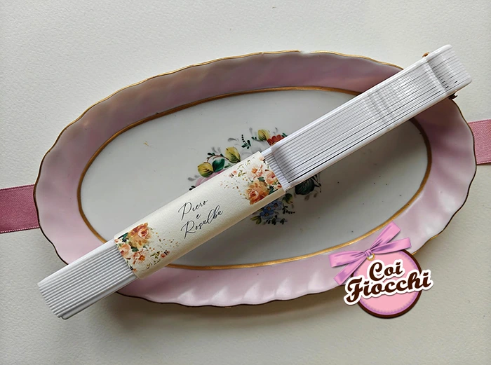 ventagli eleganti matrimonio personalizzati con nomi degli sposi e decorazioni floreali