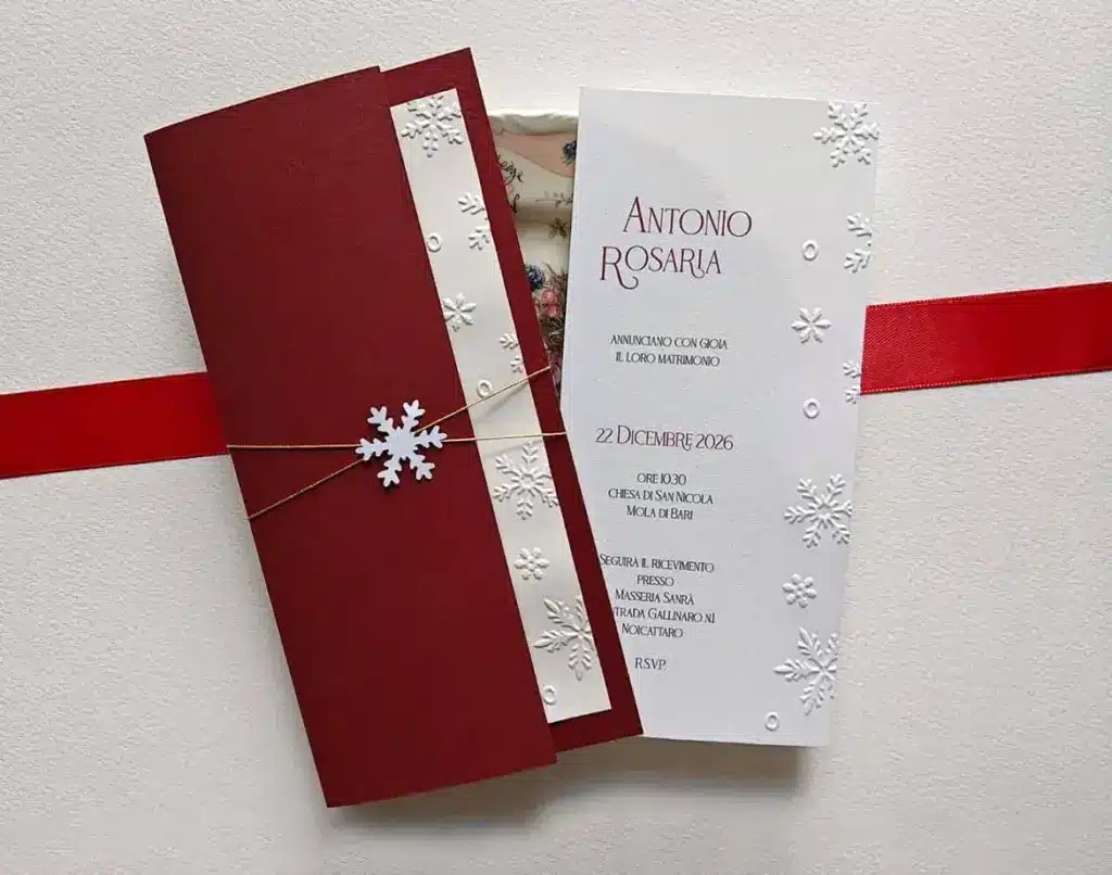 partecipazioni di matrimonio eleganti a tema natalizio taglio originale con cristalli di neve a rilievo