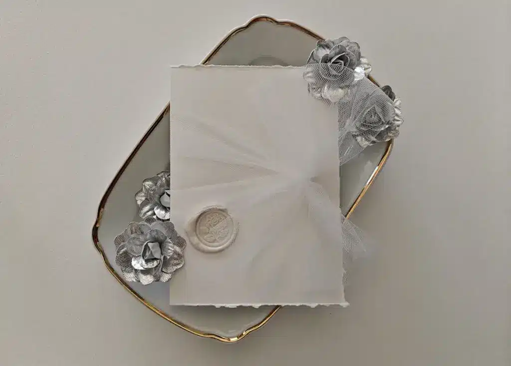 libretto per messa matrimonio total white con copertina ricoperta di tulle e ceralacca