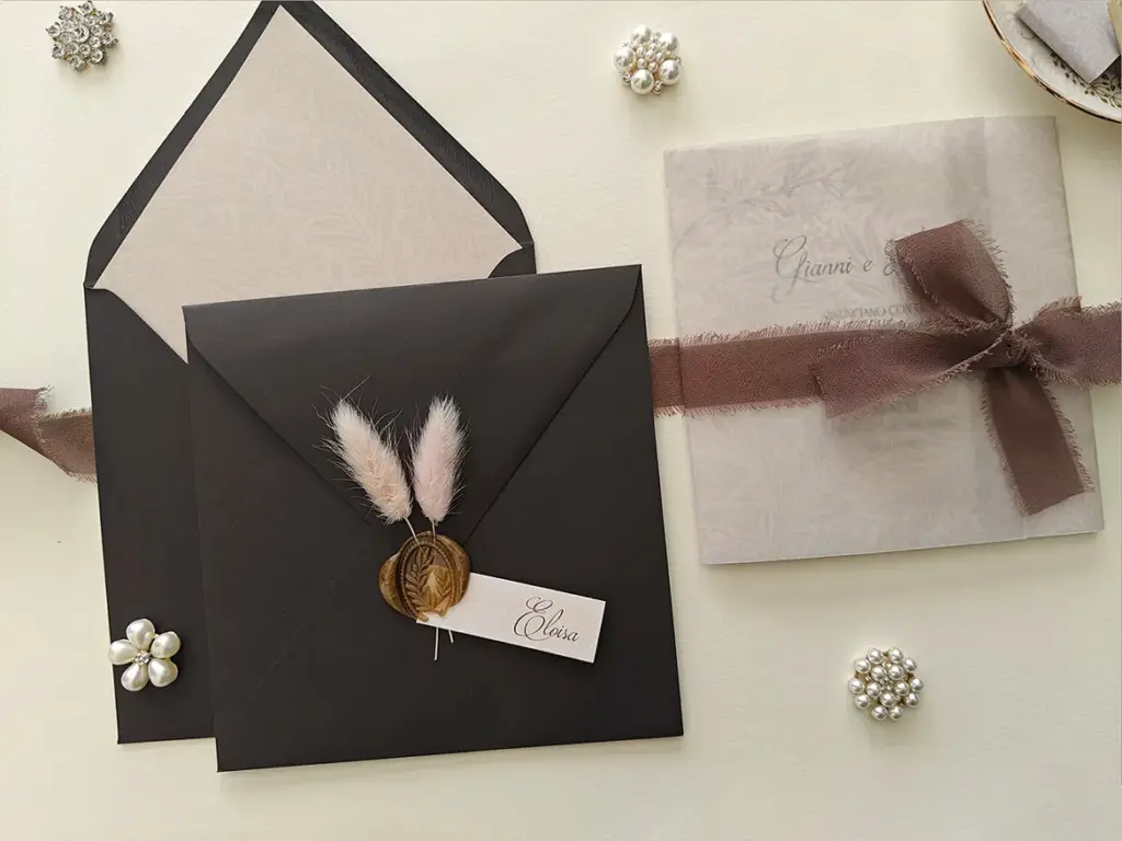 partecipazioni matrimonio a tema cioccolato fondente busta marrone, ceralacca oro e chiffon marrone
