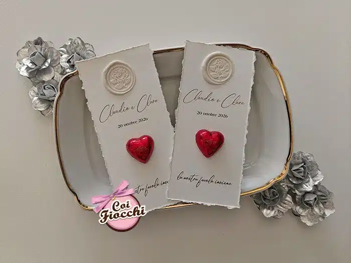 segnaposti matrimonio tema cioccolato bianco con cioccolatino a cuore e ceralacca bianca